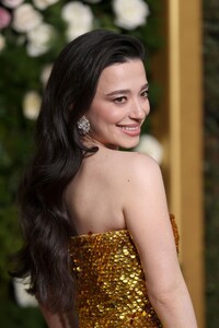 mikey-madison-glows-in-custom-bottega-veneta-at-golden-globes-2025-1.jpg