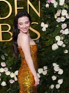mikey-madison-glows-in-custom-bottega-veneta-at-golden-globes-2025-14.jpg