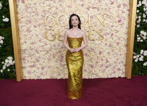 mikey-madison-glows-in-custom-bottega-veneta-at-golden-globes-2025-4.jpg