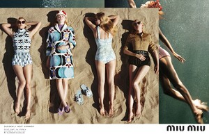 miu-miu-spring-summer-2017-elle-fanning-lara-stone-carolyn-murphy-karen-elson-ellen-rosa-by-alasdair-mclellan-01.thumb.jpg.8a84ce637fc11fa960530c77e3f97a87.jpg
