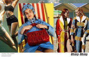 miu-miu-spring-summer-2017-elle-fanning-lara-stone-carolyn-murphy-karen-elson-ellen-rosa-by-alasdair-mclellan-06.thumb.jpg.5080423de2e9cd5624eef68d6e40f7cc.jpg
