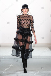model-on-catwalk-1500w-7902982j.jpg