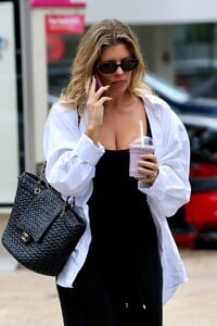 natasha-oakley-spotted-enjoying-bondi-beach-smoothie-on-01.30.2025-1.jpg