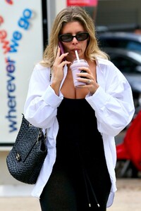 natasha-oakley-spotted-enjoying-bondi-beach-smoothie-on-01.30.2025-3.jpg