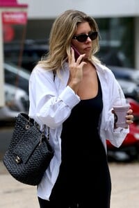 natasha-oakley-spotted-enjoying-bondi-beach-smoothie-on-01.30.2025-4.jpg