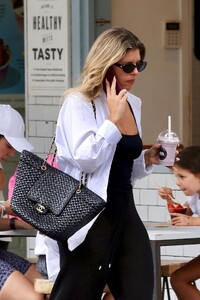 natasha-oakley-spotted-enjoying-bondi-beach-smoothie-on-01.30.2025-5.jpg