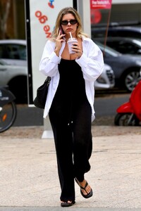 natasha-oakley-spotted-enjoying-bondi-beach-smoothie-on-01.30.2025-7.jpg