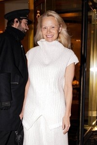 pamela-anderson-enjoys-paris-fashion-week-01.26.2025-1.jpg