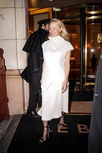 pamela-anderson-enjoys-paris-fashion-week-01.26.2025-2.jpg