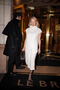 pamela-anderson-enjoys-paris-fashion-week-01.26.2025-3.jpg