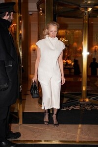 pamela-anderson-enjoys-paris-fashion-week-01.26.2025-4.jpg