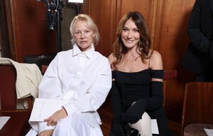 pamela-anderson-s-minimalist-magic-at-jacquemus-fall-2025-2.jpg