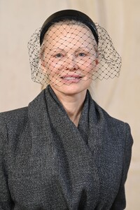 pamela-anderson-s-retro-glam-at-dior-couture-2025-5.jpg