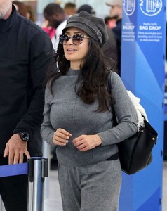 salma-hayek-at-athens-airport-11-19-2024-6.jpg