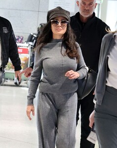 salma-hayek-at-athens-airport-11-19-2024-8.jpg