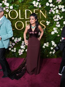 salma-hayek-stuns-in-300-carat-emeralds-embraces-natural-gray-hair-at-golden-globes-2.jpg
