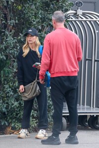 sarah-michelle-gellar-and-freddie-prinze-jr.-turned-away-from-full-hotel-01.09.2025-5.jpg