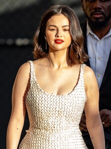 selena-gomez-s-winter-minidress-magic-in-hollywood-01.06.2025-0.jpg