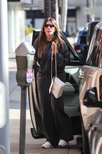 sofia-vergara-strolls-through-beverly-hills-in-comfy-sweatsuit-01.07.2025-1.jpg