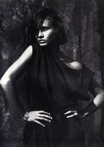 uk_vogue_dec_1982_21.thumb.jpg.6ac265abdacd438b1420393f5d834b40.jpg