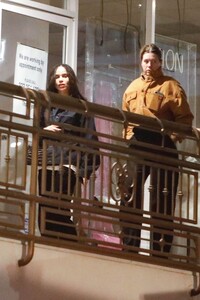 zoe-kravitz-dines-at-sushi-park-in-west-hollywood-12.10.2024-0.jpg