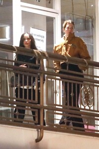 zoe-kravitz-dines-at-sushi-park-in-west-hollywood-12.10.2024-1.jpg