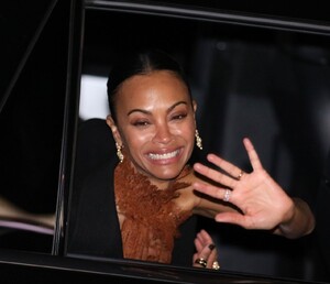 zoe-saldana-celebrates-first-golden-globe-win-01.05.2025-2.jpg