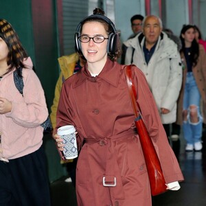 zoey-deutch-arrives-for-her-matinee-performance-of-our-town-in-new-york-city-12-29-2024-2.jpg