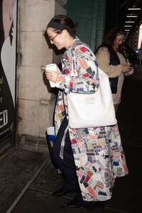 zoey-deutch-heads-to-our-town-matinee-in-nyc-01.18.2025-3.jpg