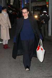 zoey-deutch-spotted-out-in-new-york-city-01.09.2025-0.jpg