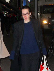 zoey-deutch-spotted-out-in-new-york-city-01.09.2025-1.jpg