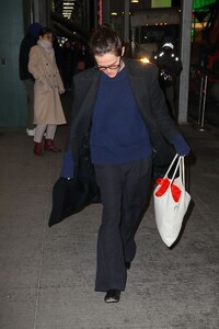 zoey-deutch-spotted-out-in-new-york-city-01.09.2025-2.jpg