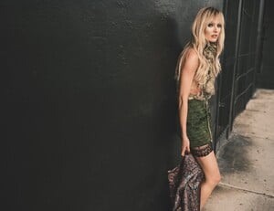 18-elle-candice-1573-a-67b5a3b9e2c7a.thumb.jpg.e30a2c96bed130d3df100901b35b4bfd.jpg