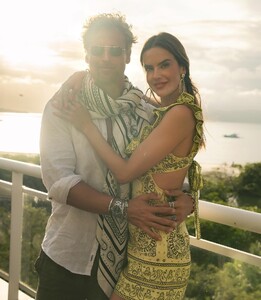 [2024.12.31] alessandraambrosio_472288947_18480911542000670_6739432429407251226_n.jpg