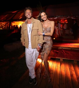 [2025.01.01] alessandraambrosio_472284344_18481235920000670_927309320913299579_n.jpg
