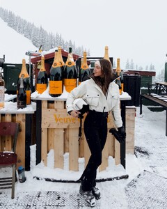 [2025.02.16] helenowen_479733781_18479794390019170_4647078111766600918_n.jpg
