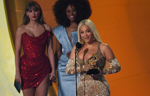 563141601_beyonce_-24.jpg