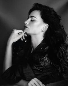 567771102_marie-claire-france-january-2025-penelope-cruz-088.jpg
