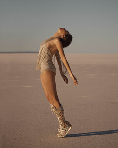 571290815_alycia-debnam-carey-elle-06.jpg
