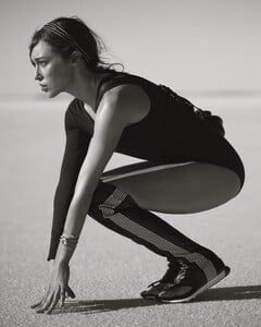 571290816_alycia-debnam-carey-elle-07.jpg