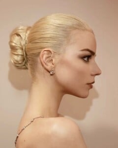 @anyataylorjoy last night for the premiere of #TheGorgeStyling #RyanHastingsHair by meMakeup @georgieeisdellmakeup Nails @kimkimnails #anyataylorjoy#gregoryrussellhair (1).jpg