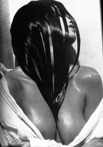 CindyCrawford--SCANHQ_MaxLeBook04.thumb.jpg.0c8f51fb6e8a7d562e6fda6f61d6ed0c.jpg