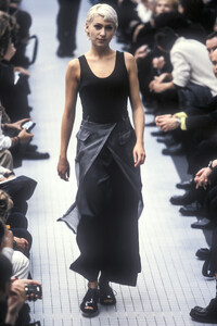 DriesVanNoten1996WomenRTW15.thumb.jpg.c21c7d108c89e237f3cef29acf8e0c54.jpg