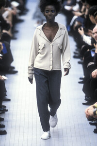 DriesVanNoten1996WomenRTW19.thumb.jpg.e1e24ce96f807adaac5a1641f86129b9.jpg