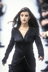 DriesVanNoten1996WomenRTW43.thumb.jpg.003a832a38d3ce3d684daea7331284d4.jpg