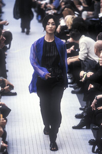 DriesVanNoten1996WomenRTW65.thumb.jpg.0e7c19b9cabbb2e9756a7f0d5634115a.jpg