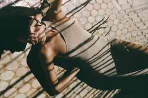 FlookTheLabel_SS25_LeyanaDress_GoldSands_Campaign_landsape.jpg
