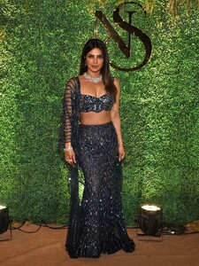 Priyanka_Malaysia_282829~30.jpg