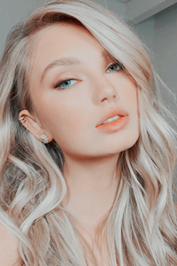 Romee Strijd1.png