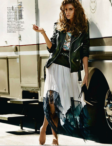 Vogue_Paris_-_Avril_2014-166.thumb.png.b323d0967a49b1a7e79ef6d2e1fc5c80.png